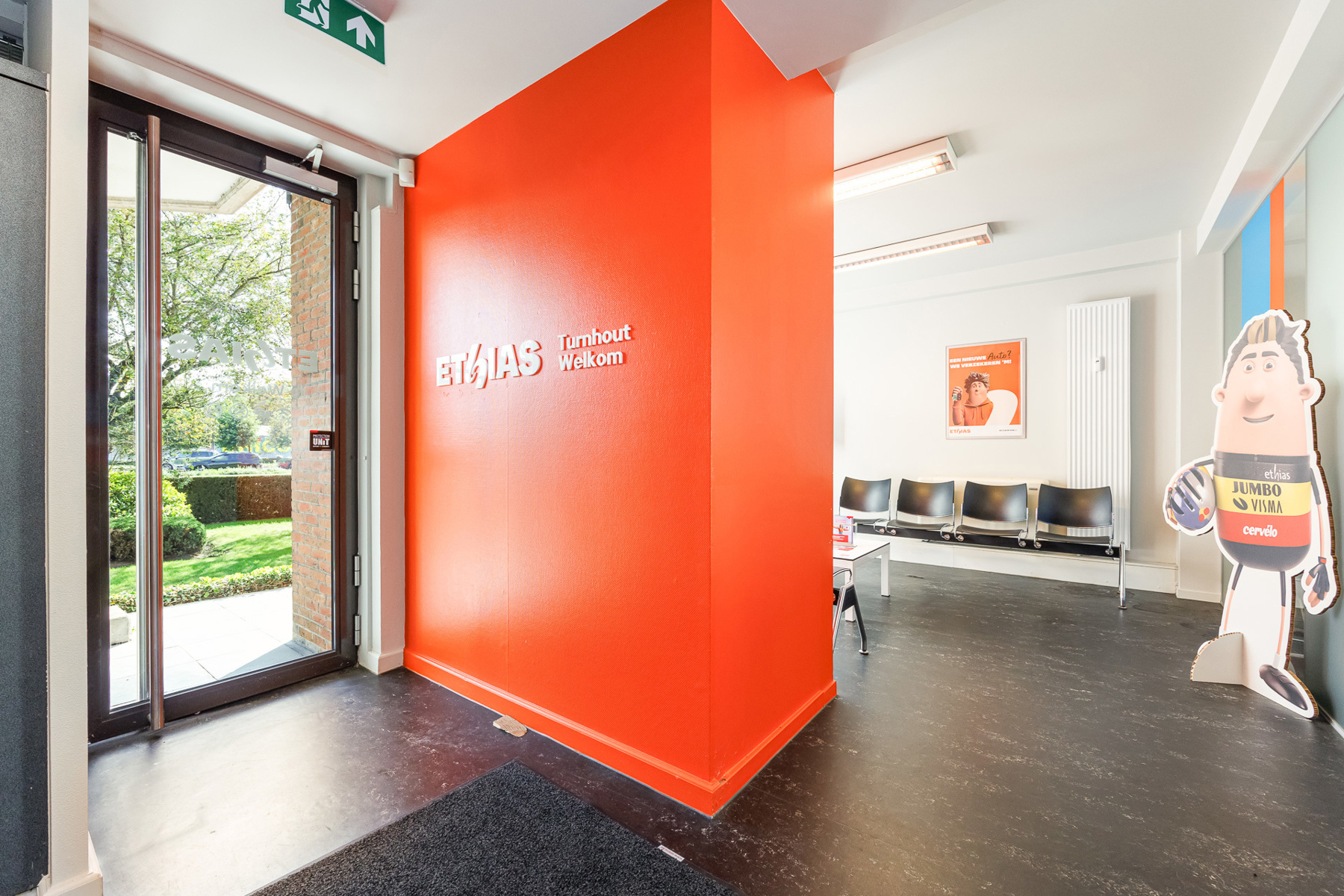 Ruim handelspand/investeringspand (ca194m²) met 3 autostaanplaatsen, gelegen langs de ring van Turnhout. - foto 2