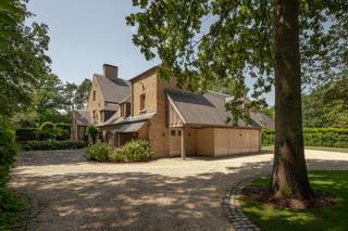 Deze villa is gelegen op één van de meest gegeerde liggingen in Schilde. De oprit start aan het einde van een doodlopende straat. Aan de andere kant wandel je rechtstreeks het park Hof Ter Linden in. Verder is er ook geen inkijk in de prachtig volgroeide tuin, wat uitzonderlijk veel privacy biedt. <br /><br />Je betreedt de villa via een mooie ruime inkomhal. Deze heeft een ruime vestiaire, een toilet, toegang tot de wijnkelder, toegang tot de zijingang &amp; garage, toegang tot de ruime living en toegang tot de keuken. Vanuit de living heb je prachtige zichten op de tuin met vijver. Er is een gashaard, een aparte super gezellige tv kamer en een open eetkamer. De ruime keuken ligt naast de eetkamer. <br /><br />Deze is volledig voorzien met twee gaggenau ovens, een groot gasvuur, twee afwasmachines en een cookerkraan. In de open leefkeuken is ook de eerste bureauruimte, ook te gebruiken als speelhoek of gezellige eethoek. <br /><br />Naast de keuken is de bijkeuken en wasplaats. Van daaruit betreden we de zijingang en eerste dubbele garage.<br /><br />Via nog een aparte ingang kan je de sauna betreden en een volledig apart te betreden bureauruimte. Verder nog 2extra inpandige garages met elektrische poorten. <br /><br />Op de eerste verdieping bevinden zich 4 zeer ruime slaapkamers, 3 badkamers, 2 aparte toiletten, een bagagekast, die allen uitkomen op een ruime overloop. De master bedroom heeft een mooie dressing met ingemaakte kasten en de kamers hebben allen ingemaakte kasten. <br /><br />Op de tweede verdieping zijn nog 3 ruime kamers, 1 badkamer en 1 toilet. Tevens een kleine kitchenette. De grootste doet momenteel dienst als speelzolder. Verder ideaal voor inwonende nanny, logeerkamers, etc..<br /><br />De tuin is uitzonderlijk mooi volwassen. Het huis en de tuin zijn in perfecte staat. In de tuin ligt een prachtig zwembad met mozaïektegels. Volledig voorzien van alle comfort. Er is een super gezellig overdekt terras met warmers. Het domein is volledig omheind