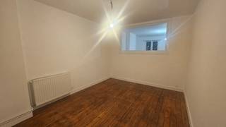 Gezellig 1-slaapkamer appartement op eerste verdieping van een rustig en klein appartmentsgebouw tegenover het mooie Stytelinckpark te Wilrijk. Ruime woonkamer, 1 slaapkamer, vernieuwde keuken en badkamer met inloopdouche, aparte wc en berghok. Geen terras. Totale oppervlakte 97m2. Individuele verwarming op aardgas. Individuele meters voor gas, elektriciteit en water. Lage EPC-score (B). Goede verbinding naar A12 en E19. Rustig gebouw, ideaal voor alleenstaande of koppel zonder kinderen. Staanplaats voor fietsen in gang. Grote huisdieren niet toegelaten,. Onderhoud van condensatieketel inbegrepen in de huurprijs, geen bijkomende algemene kosten.