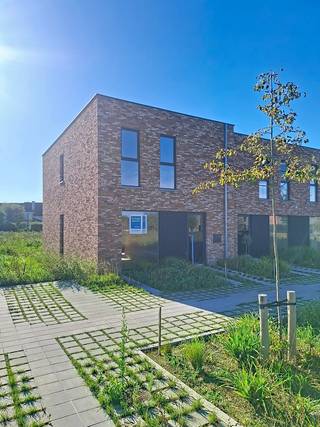 Lot 125 is een halfopen woning die volledig afgewerkt aangeboden wordt. Deze woning staat ruwbouw-winddicht momenteel en kan tamelijk snel instapklaar gemaakt worden. <br />Moderne stijl : 2 bouwlagen en een plat dak. Gelijkvloers : inkom, wc, ruime living, open keuken met eiland, berging. 1ste verdiep : 1 grote slaapkamers voor de ouders, 2 kinderkamers, aparte wc, badkamer ingericht met ruime inloopdouche en badkamermeubel met dubbele lavabo, technische ruimte. Grote tuin met goeie oriëntatie. Parkeren kan op eigen terrein want carport is toegelaten.<br />Bespaar fors op je energiefactuur, dankzij het doorgedreven isolatiepakket, warmtepomp met vloerverwarming, ventilatiesysteem D en zonnepanelen.<br /><br />Deze woning wordt gebouwd in een nieuw woonproject in het centrum van Beveren-Leie, meer bepaald op de site Vanmarcke tussen de Sint-Jansstraat en de Grote en Kleine Heerweg. Rustig gelegen in een doodlopende straat en voldoende groene ruimte aanwezig.<br />Goeie mobiliteit met winkels, scholen en ontspanningsmogelijkheden vlakbij.<br /><br />Prijs excl. btw en kosten. Download de brochure via https://durabrik.immo/beveren-leie<br /><br />Bezoek onze kijkwoning ter plaatse op afspraak !<br />Bij Durabrik ben je zeker van een vaste prijs. Geen budgettaire verrassingen dus tijdens je bouwtraject.<br />Heb je vragen? Contacteer dan je bouwadviseur via 09 280 60 60 of mail naar info@durabrik.be.<br /><br />*afbeeldingen en oppervlaktes zijn indicatief