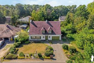 <p><strong>vrijstaande woning met tuin en inpandige garage te Schiplaken. (Boortmeerbeek)</strong></p>
<p>Ontdek deze <strong>ruime, goed onderhouden, vrijstaande woning</strong>, rustig gelegen aan de <strong>Mercatorlaan 17 in Schiplaken (Boortmeerbeek)</strong>, vlak bij het BLOSO-domein van Hofstade. De woning is gelegen op een perceel van 1.083 m² en combineert een praktische indeling met veel woonruimte, een prachtige groene tuin en een aangename, rustige ligging. <br /><strong>Mits de nodige modernisatie en renovatie </strong>is deze woning een echte parel met een prima ligging.</p>
<p>De woning werd steeds <strong>met de grootste zorg onderhouden</strong> en beschikt over een <strong>bewoonbare oppervlakte van 348 m²</strong>. <br />Dankzij de raampartijen geniet u van een aangename natuurlijke lichtinval en versterken het open ruimtegevoel doorheen de woning.</p>
<p><strong>Indeling:</strong></p>
<p>Bij het betreden van de woning komt u binnen in een <strong>ruime inkomhal</strong> met ingebouwde vestiairekasten en een afzonderlijk gastentoilet.</p>
<p>De lichtrijke leefruimte bestaat uit een gezellige zithoek en eetplaats en sluit aan op de <strong>ruime keuken</strong>. Vanuit de leefruimte heeft u via een groot schuifraam toegang tot de <strong>veranda</strong>. Deze vormt een aangename verlenging van de leefruimte en biedt rechtstreeks toegang tot het <strong>terras en de tuin</strong>, waardoor binnen en buiten mooi in elkaar overvloeien.</p>
<p>Aansluitend aan de keuken bevindt zich een praktische <strong>wasplaats/berging</strong>. Van hieruit heeft u toegang tot de tuin, de <strong>inpandige garage</strong> en een bijkomende bergruimte voor tuinmateriaal, die eveneens rechtstreeks toegang biedt tot de tuin. Vanuit de garage is er via een vaste trap ook nog een kamer bereikbaar (ideaal als werkplaats of bureel) en ook nog een zolder, die extra opbergruimte biedt.</p>
<p><strong>Eerste verdieping:</strong></p>
<p>Op de eerste verdieping bevinden zich:</p>
<ul>
<li><strong>3 volwaardige en ruime slaapkamers</strong></li>
<li>Een afzonderlijk toilet</li>
<li>Een <strong>badkamer met inloopdouche en dubbel lavabomeubel</strong></li>
</ul>
<p><strong>Buitenruimte:</strong></p>
<p>Een belangrijke troef van deze woning is de <strong>ruime, volledig omheinde tuin</strong>, waar u in alle rust en privacy kunt genieten van de groene omgeving.</p>
<p>Achteraan het eigendom bevindt zich bovendien nog een <strong>bouwgrond (goedgekeurde verkaveling) </strong>die momenteel mee geïntegreerd is in de tuin en <strong>optioneel </strong>mee kan verkocht worden. Dit biedt eventueel een interessante bijkomende troef en verschillende mogelijkheden naar de toekomst toe.</p>
<p>Aan de voorzijde beschikt de woning over een verzorgde voortuin en een <strong>oprit met parkeergelegenheid</strong>.</p>
<p><strong>Ligging:</strong></p>
<p>De woning geniet van een <strong>rustige en groene ligging in Hever</strong>, met natuur- en recreatiemogelijkheden in de nabije omgeving en het BLOSO-domein van Hofstade vlakbij. Tegelijkertijd zijn winkels, scholen, openbaar vervoer en belangrijke verbindingswegen vlot bereikbaar.</p>
<p>Een <strong>ruime, instapklare gezinswoning </strong>met voldoende privacy, een centrale ligging, een praktische indeling en tal van mogelijkheden.<br /><br />Vragen en/of een bezoek ter plaatse, aarzel niet en neem vandaag nog contact op met ons kantoor te Keerbergen via 016/41 51 51 of mail naar Keerbergen@deboerenpartners.be</p>