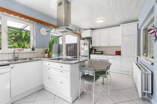 [[ DIT PAND NEEMT DEEL AAN DE ERA OPEN HUIZEN DAG OP 13/6 VAN 9:30 TOT 10:30 ]] 
<p><strong>Te koop: halfopen woning in de Valerius de Saedeleerstraat, rustig gelegen nabij het centrum van Vilvoorde.</strong></p><p>Deze woning uit 1966 bevindt zich in een residentiële straat op de stadsrand, met scholen, openbaar vervoer, park en treinstation op korte afstand. Dankzij de conforme elektrische installatie en het EPC-label D is er geen renovatieverplichting. De ligging combineert rust met een vlotte verbinding naar invalswegen.</p><p><strong>Belangrijkste ruimtes:</strong></p><p>• Ruime woonkamer (32,2 m²) met veel lichtinval</p><p>• Keuken (17,6 m²) met keramische kookplaat, oven, dubbele spoelbak en ontbijthoek</p><p>• Badkamer (5,2 m²) met ligbad, toilet en dubbele wastafel</p><p>• Drie slaapkamers (7,6 m², 13,2 m² en 9,9 m²)</p><p>• Tuin (120 m²) ideaal voor ontspanning</p><p>• Garage (18,3 m²)</p><p>• Zolder (21 m²) bereikbaar via vlizotrap</p><p>• Terras en kelder</p><p><strong>Troeven:</strong></p><p>• Rustige straat nabij centrum Vilvoorde</p><p>• Elektrische installatie conform</p><p>• Geen renovatieverplichting (EPC D)</p><p><strong>Neem vandaag nog contact op met Selena Perez y Latorre op +32 2 335 11 13 voor een bezoek.</strong></p><p>JOUW DROOMHUIS. ZO GEVONDEN!</p>