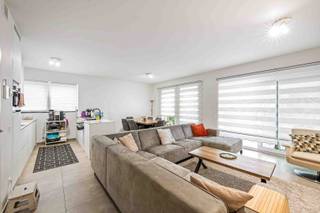 - Uitstekende ligging met vlotte verbinding: Menenstraat 116 bus 0001 in Wevelgem<br />- Recent (2019) en instapklaar appartement<br />- Energiezuinig: EPC label A (UC: 34041-G_2016_187/EP17200/A001/D01/SD003)<br />- Leefruimte met open keuken en berging<br />- Extra privéberging (kelder)<br />- 2 slaapkamers<br />- 2 terrassen (zuidgericht en noordgericht)<br />- Staanplaats in de ondergrondse garage<br />- Conforme elektriciteit<br />- Richtprijs: € 279.000
