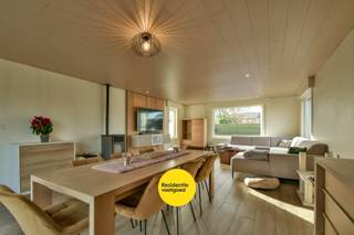 Welkom in deze energiezuinige en vernieuwde halfopen bebouwing (EPC-label B), gelegen op een rustige privéweg op een steenworp afstand van het centrum van Oostkamp. Dankzij de vlotte verbinding met de E40 en het openbaar vervoer geniet u hier van een ideale combinatie van rust en bereikbaarheid.<br /><br />De woning verwelkomt u in een ruime inkomhal met gastentoilet(schilderderklaar bij aankoop) en plaats voor een vestiaire. De woonkamer is ruim en loopt naadloos over in de lichtrijke eetplaats met zicht op de groene tuin. Het gelijkvloers beschikt daarnaast over een volledig uitgeruste keuken, een badkamer met inloopdouche, ligbad, toilet en lavabomeubel, een grote wasplaats/technische ruimte en een ruime slaapkamer met en-suite dressing.<br />Op de eerste verdieping bevinden zich drie volwaardige slaapkamers en twee bergruimtes. Daarnaast is er nog extra opbergruimte voorzien op de geïsoleerde zolder.<br />De buitenomgeving is magnifiek: omgeven door groen en uitgestrekte velden geniet u hier volop van de rust. Bovendien beschikt de eigendom over een oprit met plaats voor een zestal wagens.<br /><br />Warm geworden van deze rustig gelegen en energiezuinige woning? Contacteer ons vandaag nog voor een bezoek ter plaatse of meer informatie.<br />De vermelde prijs is een richtprijs; elk bod, hoger of lager, wordt voorgelegd aan de eigenaar, die zich het recht voorbehoudt dit te aanvaarden of te weigeren.