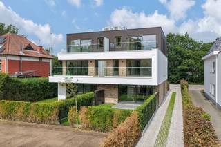 <p>Residentie “Gouwberg” omvat 6 kwalitatieve nieuwbouwappartementen met een ruim zuidgeoriënteerd terras.<br />De combinatie van moderne architectuur, hoogwaardige materialen en hedendaags wooncomfort maken dit project bijzonder aantrekkelijk voor wie comfortabel, energiezuinig en toekomstgericht wil wonen.</p>
<p><strong>APPARTEMENT 2.2 2<sup>DE</sup> VERDIEPING RECHTS<br /></strong><strong>Inkomhal</strong> op tegel met gastentoilet en handenwasser.<br /><strong>Woonkamer</strong> op tegel met open keuken en toegang tot het zonnige <strong>terras</strong>.<br /><strong>Keuken</strong> op tegel voorzien van een inductiekookplaat, ingebouwde koelkast, diepvriezer, vaatwasser, combi-oven, dampkap en spoelbak.<br /><strong>Berging/technische ruimte </strong>op tegel.<br /><strong>2 </strong>ruime<strong> slaapkamers</strong> op tegel.<br /><strong>Badkamer</strong> met inloopdouche, dubbel lavabomeubel, spiegelkasten en aansluiting voor wasmachine en droogkast.<br />Gezellig deels <strong>overdekt</strong> <strong>terras</strong>.</p>
<p>Alle appartementen hebben toegang tot de <strong>gemeenschappelijke tuin</strong> en <strong>fietsenberging</strong>.</p>
<p><strong>Verplicht bij aan te kopen van een autostaanplaats en ondergrondse kelderberging.</strong></p>
<p><strong>BIJZONDERHEDEN<br /></strong>Lift, schrijnwerk aluminium “Reynaers”, videofoon, individuele vloerverwarming via warmtepomp, zonnepanelen.</p>
<p><strong>POSITIEVE ASPECTEN<br /></strong>EPC-label “A”<br />Zéér goede bereikbaarheid<br />Ruim terras & slaapkamers<br />Ideale opbrengsteigendom<br />Fraai uitzicht op aangelegde tuin<br />Gelegen vóór het dorp van Schilde<br />Volledig afgewerkte appartementen<br />Mogelijkheid tot aankoop aan 6% btw</p>
<p><strong>PRIJZEN<br /></strong>Grondaandeel: € 101.475, -<br />Registratierechten (12%): € 12.177, -<br />Constructieaandeel: € 267.525, -<br />BTW (6%): € 16.052, -<br />_________________________________________</p>
<p><strong>TOTAALPRIJS: € 397.229, -</strong></p>
<p><strong>OF</strong></p>
<p>Grondaandeel: € 101.475, -</p>
<p>Registratierechten (12%): € 12.177, -</p>
<p>Constructieaandeel: € 267.525, -</p>
<p>BTW (6%): € 56.180, -</p>
<p>_________________________________________</p>
<p><strong>TOTAALPRIJS: € 437.357, -</strong></p>
<p><strong>6% BTW MOGELIJK INDIEN:</strong></p>
<ul>
<li>de woonruimte minder dan 200 m² bedraagt.</li>
<li>u er minstens 5 opeenvolgende jaren blijft wonen.</li>
<li>het uw enige en eigen privéwoning betreft of verhuur voor minstens 15 jaar een privépersoon of vennootschap.</li>
<li>uw eigen woning binnen de 2 jaar na de aankoopakte verkocht wordt.</li>
</ul>
<p>(*) Prijzen exclusief notariskosten en aansluitingskosten nutsvoorzieningen.<br />(*) Prijzen exclusief aandeel in de kosten voor de basisakte.<br />(*) Prijzen exclusief inbouwkasten, dressingkasten en vestiairekast.</p>