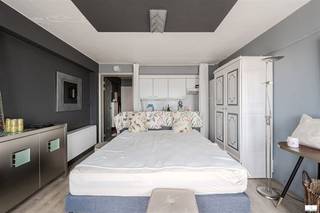 Te koop: Studio met frontaal zeezicht in Residentie Zonneweelde. Geniet elke dag van een adembenemend uitzicht op zee in deze studio op de negende verdieping van Residentie Zonneweelde in Middelkerke. De studio beschikt over een lichtrijke woonkamer met open keuken, waar de grote raampartijen het prachtige frontale zeezicht volledig tot zijn recht laten komen. Verder is er een badkamer met douche. Dankzij de uitzonderlijke ligging aan de Zeedijk bevindt u zich op wandelafstand van winkels, restaurants en het bruisende centrum van Middelkerke. Ideaal als tweede verblijf, investering of eigen stek aan de Belgische kust. Een unieke kans voor wie wil genieten van wonen met een panoramisch uitzicht op zee.