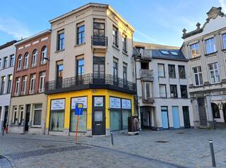 <p><strong>Recht tegenover de Sint-Gummaruskerk, op één van de meest gegeerde locaties van Lier, vindt u dit veelzijdige opbrengstpand. Een unieke combinatie van een commerciële gelijkvloerse ruimte en twee afzonderlijke woonentiteiten, midden in het historische en bruisende stadscentrum.</strong></p><p></p><p><strong>Commerciële toplocatie</strong></p><p>De handelsruimte op het gelijkvloers geniet van maximale visibiliteit dankzij de grote raampartijen en de constante passage. Met zijn uitstekende bereikbaarheid biedt dit eigendom een ideale locatie voor een winkel, kantoor, showroom of de uitoefening van een vrij beroep.</p><p> </p><p><strong>Centraal wonen, alles binnen handbereik</strong></p><p>Op de eerste verdieping bevindt zich een lichtrijk appartement met één slaapkamer. Een aangename woonunit die perfect geschikt is voor eigen bewoning of als investering.</p><p>De bovenste verdieping omvat een ruime duplex met twee slaapkamers. Dankzij de open leefruimte en de praktische indeling biedt deze woonunit alle comfort voor koppels of kleine gezinnen.</p><p> </p><p><strong>Van potentieel naar parel</strong></p><p>Het iconische uitzicht op de Sint-Gummaruskerk? Dat is er al!</p><p>De toekomstplannen voor dit eigendom? Daarin ben je nog vrij. Beide woonunits kunnen opfrissing of renovatie gebruiken, wat jou de kans biedt om alles 100% naar eigen smaak af te werken.</p><p> </p><p><strong>Een pand met tal van mogelijkheden</strong></p><p>Dankzij de ligging in een levendige, toeristische en commerciële omgeving, is dit eigendom bijzonder interessant als opbrengsteigendom of voor wie wonen &amp; werken wil combineren.</p><p>Een eigendom met karakter, zichtbaarheid en een uitzonderlijk investeringspotentieel op een locatie die zelden beschikbaar komt.</p><p> </p><p>Sta je te poppelen om plannen omzetten in daden? Lier@ugly.be.</p>