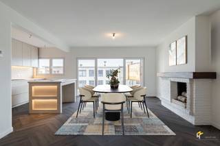 <p><span>Gerenoveerd appartement (98 m²) met 2-3 slaapkamers, garage en terras (3 m²) in Boechout.</span></p><p><span> </span></p><p><span>Wonen in de Frans van der Muerenstraat, dat is rustig wonen op een boogscheut van het centrum met tal van winkels, scholen en supermarkten. De P+R ligt om de hoek, ideaal voor wie pendelt met het openbaar vervoer. Deze locatie combineert uitstekende bereikbaarheid met een aangename woonomgeving.</span></p><p><span> </span></p><p><span>Het appartement werd recent volledig gerenoveerd, waarbij kosten noch moeite zijn gespaard om een afwerking te creëren die uitblinkt in kwaliteit en karakter. Unieke materialen en doordachte details maken van dit appartement een plek waar je meteen verliefd op wordt. Het bevindt zich in een kleinschalig gebouw en ligt op de tweede verdieping. De vaste kosten zijn beperkt. Het dak werd volledig vernieuwd en conform geïsoleerd, wat mee bijdraagt aan de uitstekende EPC-score A. Bovendien is de elektriciteit conform en werd gekozen voor hoogrendementsglas in PVC, wat het wooncomfort én de energiezuinigheid aanzienlijk verhoogt.</span></p><p><span>Binnenkomen doe je in de hal met apart gastentoilet, van waaruit je meteen doorloopt naar de lichtrijke leefruimte van 46 m². Hier vormt de unieke, hoogwaardig afgewerkte keuken de absolute blikvanger — een stijlvolle ruimte waar koken en gezellig samenzijn centraal staan. Aansluitend bevindt zich een kleine berging.</span></p><p><span>De twee slaapkamers van 7 m² en 14 m² zijn gelegen aan de achterzijde en vanuit de kleinere kamer heb je toegang tot het west-georiënteerde terras (3 m²). Daarnaast is er nog een extra kamer van 6 m², perfect inzetbaar als berging, dressing, bureau, hobbykamer of logeerkamer.</span></p><p><span>De badkamer van 6 m² is uitgerust met een inloopdouche, lavabomeubel en ruimte om een was- en droogmachine te plaatsen. Tot slot is er een garage, verplicht mee aan te kopen aan €25.000.</span></p><p><span>Ben jij op zoek naar een appartement met een hoogwaardige afwerking? Mis deze kans niet! Bewoonbare opp. 98 m² ref.: bruto vloeropp. EPC-certificaat Voor meer info of een gratis schatting surf naar </span><span><span>www.hansimmo.be</span></span></p><p><span> </span></p>