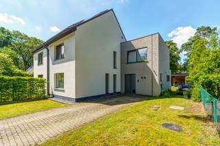 <p>Vragen of interesse? Contacteer Dimitry via dimitry@copandi.be of 0493 37 27 43.</p><p></p><p>In de rustige en gegeerde woonwijk Elshout, bevindt zich deze prachtig gerenoveerde gezinswoning, waar ruimte, comfort en energiezuinigheid hand in hand gaan. Met een bewoonbare oppervlakte van ca. 180 m² op een perceel van 483 m² en de mogelijkheid om de zolder verder af te werken tot een totale woonoppervlakte van ca. 220 m², biedt deze woning alle ruimte om mee te groeien met jouw woonwensen.</p><p>Bij het betreden van de woning word je verwelkomd in een ruime inkomhal met gastentoilet. De lichtrijke leefruimte vormt samen met de volledig uitgeruste keuken het hart van de woning en creëert een aangename leefomgeving waar natuurlijk licht en een open gevoel centraal staan. Aansluitend zorgen de praktische bijkeuken en ingebouwde berging voor extra comfort in het dagelijkse leven.</p><p></p><p>Op de verdieping bevinden zich drie volwaardige slaapkamers en een stijlvolle badkamer. Dankzij de uitbreidingsmogelijkheden op de zolderverdieping kan eenvoudig een extra slaapkamer, bureau of hobbyruimte worden gecreëerd.</p><p></p><p>De woning werd in 2018 grondig gerenoveerd met bijzondere aandacht voor kwaliteit en duurzaamheid. Zo beschikt ze over een EPC-label A, zonnepanelen, vloerverwarming op het gelijkvloers en in de badkamer, een condenserende ketel die reeds voorbereid is op een warmtepomp, een domoticasysteem voor de verlichting, regenwaterrecuperatie voor de toiletten en een laadpaal.</p><p></p><p>Ook buiten is het aangenaam vertoeven. De tuin met overkapping en tuinberging vormt een ideale plek om in alle rust van het buitenleven te genieten. De rustige, kindvriendelijke ligging maakt het plaatje compleet.</p><p></p><p>Een instapklare, energiezuinige gezinswoning waar hedendaags wooncomfort, kwalitatieve afwerking en uitbreidingspotentieel samenkomen op een uitstekende locatie in Schoten.</p>