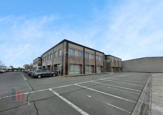 Cet espace multifonctionnel offre de nombreuses possibilités, qu'il s'agisse d'un espace de stockage, d'un showroom ou d'un espace de bureau. Avec...