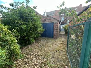 Deze te renoveren woning is goedgelegen qua bereikbaarheid. Garage en uitweg achteraan. Veel potentieel en ideaal voor handige harry's. Bovendien...