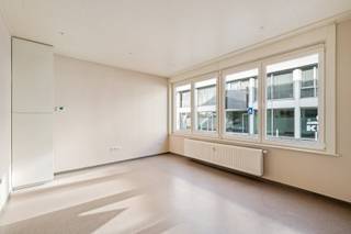 Dit verzorgd gelijkvloers appartement is ideaal gelegen in het centrum van Belsele, op wandelafstand van winkels, bakker, openbaar vervoer en andere voorzieningen. Dankzij de vlotte verbinding met de autostrade geniet u bovendien van een uitstekende bereikbaarheid naar Gent en Antwerpen.<br /><br />Het appartement beschikt over:<br /><br />- een ruime slaapkamer<br />- een tweede kamer die perfect dienst kan doen als bureau, dressing of kinderkamer<br />- een volledig ingerichte keuken<br />- een badkamer<br />- een kleine buitenruimte/koertje<br /><br />Extra troef: gratis parkeergelegenheid vlakbij het appartement.<br /><br />Huurprijs: €695/maand<br />Gemeenschappelijke kosten: ongeveer €60/maand<br /><br />Interesse? Schrijf je in via onze website.<br />www.woonvast.be<br />manon@woonvast.be