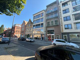 Ruime en goed onderhouden appartement met zicht op het Colaertplein.Via inkomportaal met verstiaire en apart toilet krijg je toegang tot ruime,...