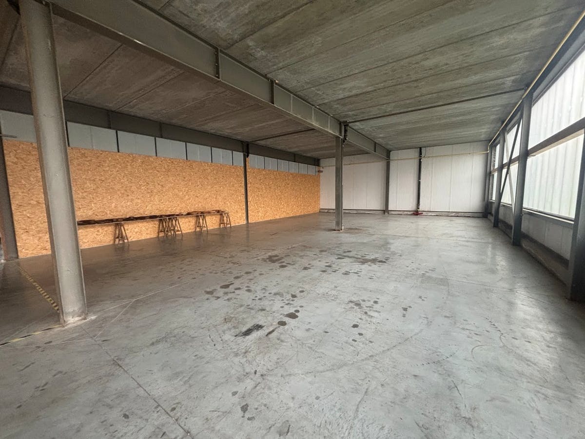 Magazijn van ca. 220 m² te huur in Waregem. - foto 3