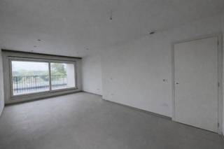 Dit nieuwbouwappartement maakt deel uit van een kleinschalige residentie in centrum Nazareth. Dankzij de centrale ligging bevindt u zich op wandelafstand van het station, winkels en andere voorzieningen. Bovendien is er een vlotte verbinding naar belangrijke invalswegen. <br /><br />Dit appartement gelegen op de eerste verdieping omvat: inkomhal met gastentoilet, lichtrijke leefruimte met open, ingerichte keuken voorzien van hoogwaardige toestellen en die toegang biedt tot terras (5,83m²), berging, badkamer met inloopdouche en dubbel lavabomeubel en 2 slaapkamers. Bij dit appartement hoort een garage.<br /><br />Troeven:
<ul>
	<li>Nieuwbouw met energiezuinige voorzieningen (zonnepanelen, warmtepomp, ventilatiesysteem, ...)</li>
	<li>Moderne afwerking en kwalitatieve materialen</li>
	<li>Centrale en vlot bereikbare ligging</li>
	<li>Garage</li>
</ul>
De gemeenschappelijke lasten bedragen € 90/ maand.<br /><br />Beschikbaar: 01/07/2026<br /><br />Interesse? Neem gerust contact op voor meer informatie of om tijdig uw bezoek in te plannen.