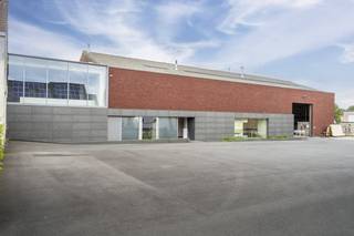 Bedrijfsgebouw op een totale grondoppervlakte van ca. 2.300 m² te koop in Lauwe. Bedrijfsgebouw bestaande uit een atelier van ca. 531 m², toonzaal...