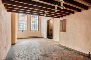 In de Wolstraat, midden in het historische hart van Antwerpen, bevindt zich deze authentieke en bijzonder karaktervolle woning uit 1850. Een...