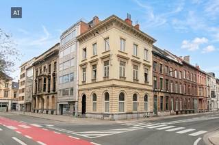 This commercially located commercial property (approx. 120 m²) for rent is located on St. Anne's Square, in a strategic location between the historic city center and the bustling South. Thanks to this central location, the building enjoys excellent accessibility and plenty of passage.<br /><br />The corner location ensures maximum visibility and plenty of natural light, which gives the whole thing an attractive commercial look.<br /><br />The commercial space is located on the ground floor and is complemented by a spacious, fully basement floor. This room also has windows with natural light. Ideal for furnishing a kitchen and sanitary facilities.<br /><br />The building is easily accessible by bike, on foot and by public transport. The combination of the central location and the many passers-by makes this location particularly suitable for commercial activities.<br />The building is also easily accessible by car, with ample parking options in the nearby Parking Gent Zuid.<br /><br />The building is currently still under renovation. Expected availability is from October.<br /><br />Surface:<br />- Commercial space (ground floor): approx. 60 m²<br />- Basement floor: approx. 60 m²<br /><br />Availability:<br />To discuss.<br /><br />Are you interested in this commercial property for rent in Ghent? Be sure to contact us at 09 245 35 35 or business.gent@dewaele.com<br /><br />Register of measures: no