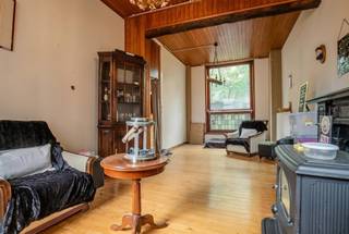 Ruime stadswoning met veel potentieel. Tussen de Sint-Salvatorskathedraal en de Onze-Lieve-Vrouwe kerk vinden we deze ruime stadswoning terug, dus middenin het kloppend hart van de Brugge. De woning dateert uit het einde van de 19e eeuw, en onderging reeds meerdere aanpassingen. Het pand omvat 4 bouwlagen; in het kelderverdiep vinden we keuken terug, berging en wasplaats. Op het eerste verdiep een woonkamer en de toegang tot de koer alsook een vergunde gastenkamer met eigen badkamer (douche, toilet wastafel) met een hoge bezettingsgraad, mede dankzij de uitstekende ligging. Op het 2e verdiep opnieuw een slaapkamer met eigen badkamer en in het dakverdiep nog een verder af te werken slaapkamer met badkamer. Gunstig EPC-label en de woning is ook asbestvrij verklaart. Tevens werd de woning voorzien van centrale verwarming op gas in 2024. Een woning met zeer veel potentieel dat zowel interessant is als gezinswoning of als opbrengsteigendom gecombineerd met eigen bewoning, de opbrengst van de gastenkamer betaalt de eventuele lening grotendeels terug.📞 Contacteer Emile voor een bezoek: 0492 08 08 08 – emile@correctvastgoed.be👉 Online schattingstool: https://www.correctvastgoed.be/schatting
