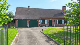 Bij ImmoFusion 7/7 “open huis” : klik op onze 3D-TOUR.<br />Ervaar vastgoed alsof je er zelf doorloopt!<br /><br />Stap binnen in deze bijzonder ruime woning, gelegen aan de Kortenbosstraat 1 in Sint-Truiden. Met maar liefst 6 slaapkamers, een inpandige garage, een ruime landelijke keuken, een bijzonder grote leefruimte en een perceel van maar liefst 36a 70ca biedt deze eigendom een uitzonderlijke hoeveelheid ruimte en mogelijkheden. De combinatie van het ruime perceel, de aanwezige paardenstallen, fruitbomen, serre en het losstaande zwembad maakt dit bovendien een bijzonder interessante eigendom voor wie houdt van ruimte, groen en landelijk wonen.<br /><br />Bij binnenkomst word je verwelkomd in de ruime inkomhal. Hier bevindt zich een gastentoilet en heb je meteen toegang tot verschillende ruimtes van de woning. Aan de rechterzijde van de inkomhal vinden we de living, terwijl je rechtdoor verdergaat richting de keuken. De houten balken in de woning zorgen hierbij voor een karaktervolle uitstraling en vormen een mooie structurele toets doorheen het geheel.<br /><br />De woning beschikt over een enorme woonkamer waar ruimte en gezelligheid centraal staan. De aanwezige pelletkachel en inbouwhaard zorgen tijdens de koudere maanden voor extra warmte en sfeer.<br /><br />Centraal in de woning vinden we de leuke, nieuwe landelijke keuken. Deze vormt een aangename verbinding tussen de verschillende leefruimtes en biedt dankzij haar ligging een bijzonder praktische basis voor het dagelijkse gezinsleven. Vanuit de keuken kan je eveneens naar de ruime living en woonkamer.<br /><br />Op het gelijkvloers bevindt zich verder de badkamer, uitgerust met een douche, bad, toilet en lavabo. Een extra troef is dat de badkamer via twee afzonderlijke deuren bereikbaar is, wat zorgt voor een praktische circulatie binnen de woning.<br /><br />Vanuit de gang bereik je eveneens de eerste twee slaapkamers, de berging/wasplaats en de inpandige garage. De garage zorgt niet alleen voor een veilige plaats voor de wagen, maar biedt dankzij de rechtstreekse aansluiting met de woning ook extra comfort in het dagelijkse gebruik.<br /><br />Op de bovenverdieping bevinden zich nog vier bijkomende kamers. Deze ruimtes kunnen, afhankelijk van de noden van de nieuwe bewoners, ingericht worden als slaapkamers, hobbykamers, bureau, speelruimte of dressing. Hierdoor beschikt de woning over maar liefst 6 slaapkamers en is er bijzonder veel flexibiliteit voor een groot gezin, thuiswerkers of wie graag extra ruimte ter beschikking heeft. Op deze verdieping is bovendien nog een afzonderlijk toilet aanwezig.<br /><br />Ook buiten heeft deze eigendom heel wat te bieden. Het perceel is maar liefst 36a 70ca groot en biedt hierdoor een zee aan ruimte. Momenteel zijn er paarden aanwezig en op het perceel bevinden zich 2 paardenstallen en een opslagplaats voor hooi, waardoor de woning bijzonder interessant is voor paardenliefhebbers of wie droomt van een eigen plek voor dieren.<br /><br />Verspreid over het perceel zijn eveneens fruitbomen aanwezig en er is een serre voorzien, ideaal voor wie graag zelf groenten, kruiden of andere gewassen kweekt. Daarnaast staat er momenteel een losstaand zwembad dat eventueel kan blijven staan en tijdens de zomermaanden voor de nodige ontspanning kan zorgen.<br /><br />Pluspunten:<br />- Ruime woning met maar liefst 6 slaapkamers<br />- Perceel van maar liefst 36a 70ca<br />- Zeer grote woonkamer<br />- Leuke, nieuwe landelijke keuken<br />- Badkamer op het gelijkvloers<br />- Inpandige garage<br />- Karaktervolle houten balken<br />- 17 zonnepanelen<br />- Paardenstallen aanwezig<br />- Losstaand zwembad dat kan blijven staan<br />- Zeer ruime buitenomgeving met tal van mogelijkheden<br />- Landelijke uitstraling<br /><br />Voor een bezichtiging ter plaatse of meer info, bel ons op 078/78.78.70, of kom gewoon binnen op ons kantoor, steeds welkom!