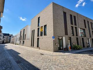 Stadswoning in het Clarenhof met 2 slaapkamers en tuin! De woning is gelegen in het bruisende centrum van Mechelen, op wandelafstand van winkels, scholen, openbaar vervoer en zo veel meer. Via de inkomhal met apart toilet en wasberging bereiken we de keuken met eetplaats. Deze heeft zeer veel lichtinval met toegang tot de tuin. De tuin heeft een achterpoortje dat uitgeeft op het binnenplein van residentie Clarenhof. De eerste verdieping bevat de woonkamer (op mezzanine). Op de tweede verdieping bevinden zich de 2 slaapkamers en badkamer met toilet, enkel lavabomeubel en ligbad. Verder beschikt het appartement nog over een kelderberging. Vrij vanaf 01/08/2026