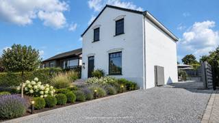 <p>Welkom op de Hoogstraat 136 in As.<br /><br />Bent u opzoek naar een volledige instapklare open bebouwing in As?<br />Bent u opzoek naar een perfect onderhouden woning met drie slaapkamers?<br />Dan is deze charmte woning zeker het ontdekken waard.<br /><br />Deze gerenoveerde woning werd doorheen de jaren gerenoveerd (2014 tot 2021) en verkeert vandaag in een perfect onderhouden en instapklare staat.<br /> </p>
<p>Met een bewoonbare oppervlakte van 149 m² beschikt de woning over een praktische en aangename indeling, met voldoende ruimte voor het hele gezin.<br />Buiten geniet u van de nodige privacy en geniet u van een volledig ingerichte tuin.<br /><br />Tegelijk bevinden lokale voorzieningen, scholen en belangrijke uitvalswegen zich op korte afstand.<br /><br />Benieuwd naar de videoreportage?<br />👉 https://player.vimeo.com/video/1222019415<br /><br /><u>Troeven:</u><br />✔ Aangename en centrale ligging in As<br />✔ EPC label C - geen renovatieverplichting<br />✔ Asbestveilig<br />✔ Ruime carport met plaats voor 2 wagens<br />✔ Zuid- Oostelijk georiënteerde tuin<br />✔ 2 badkamers<br />✔ 3 slaapkamers <br />✔ Airco aanwezig op verdiep<br />✔ Verwarming op aardgas (radiatoren)<br />✔ Gezellige leefruimte met parketvloer<br />✔ Perfect onderhouden en instapklaar<br /><br />Indeling: <br /><br />Kelderberging: 13 m²</p>
<ul>
<li>Kelderberging</li>
</ul>
<p>Gelijkvloers: 91 m²</p>
<ul>
<li>Inkomhal</li>
<li>Toilet</li>
<li>Keuken </li>
<li>Eetkamer</li>
<li>Woonkamer</li>
<li>Berging </li>
<li>Badkamer</li>
</ul>
<p>Verdieping 1: 58 m²</p>
<ul>
<li>Nachthal</li>
<li>Badkamer</li>
<li>3 slaapkamers</li>
</ul>
<p>Tuin:</p>
<ul>
<li>Terras</li>
<li>Carport (2 wagens)</li>
<li>Berging</li>
</ul>
Dankzij de praktische indeling, de aangename leefruimtes en de ruime buitenomgeving vormt deze woning een ideale thuis voor wie op zoek is naar comfort, ruimte en een rustige woonomgeving, zonder daarbij in te boeten aan bereikbaarheid.<br /><br />Documenten:<br />Het EPC-verslag, het asbestattest, de elektriciteitskeuring en het inplantingsplan kan u eenvoudig downloaden in bijlage.<br /><br />Interesse in een bezichtiging?<br />Bel ons via 089 391 555 of mail naar info@frerevastgoed.be.<br /><br />*Opmetingen van de binnenmaten zijn indicatief en kunnen licht afwijken.