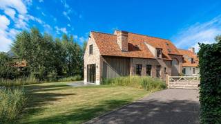 <p>De woning is gelegen aan het einde van een doodlopende straat in Moerkerke. Dé ideale plaats voor wie van de rust wil genieten en graag buurtwinkels in de directe omgeving heeft. Verder is het de ideale vertrekplaats voor een fietstocht of een wandeling in het groen + u bevindt zich op 10 minuten van Knokke en Brugge.</p>
<p>De woning scoort bijzonder goed qua energiezuinigheid (EPC: 9 kWh/m²) dankzij z’n warmtepomp, zonnepanelen, thuisbatterij, vloer-muur- en dakisolatie, ventilatie D, .. Daarnaast is de woning voorzien van 2 regenwaterputten van elk 10.000L .</p>
<p>Technisch: de woning is voorzien van basis domotica die bedienbaar is via scherm en app, elke slaapkamer kan apart ingesteld worden qua temperatuur, waterontharder, inbouw badkamer kraanwerk,…</p>
<p>Indeling: <br />Gelijkvloers: inkom met vestiaire, gastentoilet, leefruimte (zithoek met houtcassette - eetplaats), open keuken met kwaliteitstoestellen, keukenberging, garage met doucheruimte, afzonderlijke praktijk. De trap naar de eerste verdieping is een betonnen trap met eik bekleding.<br />Eerste verdieping: nachthal, 3 slaapkamers, badkamer (ligbad, douche, dubbel lavabomeubel) en technische berging.<br />Zolder: geïsoleerde bergzolder.</p>
<p>Buiten: oprit voor 2 wagens, grote tuin met zonneterrassen aangelegd in verschillende zones (o.a. met bloementuin) en hobbyruimte/tuinberging. Het is mogelijk een kleine weide extra te huren, aanpalend aan de tuin.</p>
<p>Van deze recente villa uw nieuwe thuis maken?</p>
<p>Contacteer Bonne Vastgoed 7 op 7 voor meer info of bezoek via info@bonnevastgoed.be of 0468/10.40.40. <br /><br /><br /><br /><br /></p>