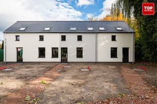 Deze gesloten bebouwing ligt op een rustige, groene locatie in tweede bouwlijn en werd in 2025 grondig vernieuwd.<br /><br />De buitenschil is recent aangepakt: een nieuw dak, buitenmuurisolatie, nieuwe aluminium ramen en deuren en een volledig nieuwe aanbouw maken van dit pand een stevige, toekomstgerichte basis.<br /><br />Binnen is de woning casco, klaar om volledig naar eigen wens te worden afgewerkt.<br /><br />De plannen zijn aanwezig en geven een duidelijk beeld van het potentieel, maar laten tegelijk ruimte voor persoonlijke invulling en creativiteit.<br /><br />De tuin biedt een aangename, groene omgeving waar je in alle rust kan genieten.<br /><br />Ondanks de rustige ligging woon je dicht bij scholen, winkels, een bio-boerderij en de N9, wat zorgt voor een vlotte bereikbaarheid en een praktisch dagelijks comfort.<br /><br />Bel Top Vastgoed voor een bezoek op 0475 700 700<br /><br />Een bijna volledig vernieuwde woning met sterke basisstructuur