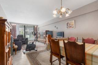 <strong>Zeebrugge: Op te frissen appartement te koop met 2 slaapkamers en een zuidgericht terras te Zeebrugge-Bad. </strong><br /><br />Op zoek naar een ideaal gelegen appartement aan de Belgische kust met potentieel? Ontdek dit te moderniseren appartement gelegen in de Brusselstraat 24 – op wandelafstand van het strand, openbaar vervoer en lokale voorzieningen. Het appartement wordt bemeubeld verkocht en daarbij is er ook een staanplaats inbegrepen in de prijs. Mits enige opfrissing vormt dit pand de perfecte vakantiewoning, vaste verblijfplaats of investeringsopportuniteit aan zee.<br /><br /><strong>Indeling: </strong><br />Inkomhal met gastentoilet, ruime en lichtrijke leefruimte met toegang tot het zuidgericht terras, geïnstalleerde keuken, badkamer met ligbad en dubbele lavabo, 2 volwaardige slaapkamers, kelderberging en een staanplaats. <br /><br /><strong>Troeven: </strong>
<ul><li>Op wandelafstand van het strand en de tramhalte.</li><li>Zuidgericht terras</li><li>Staanplaats inbegrepen.</li><li>Bemeubeld.</li></ul>
Meer informatie? Contacteer Ayita op 0496 13 43 12.