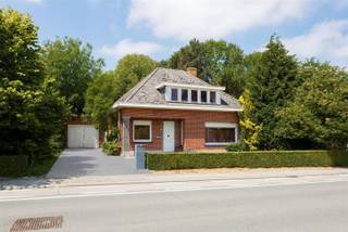 <p>Open bebouwing met garage, kelder en gezellige tuin nabij het centrum van Zottegem.</p><p>Via de oprit bereikt u de woning, die eveneens beschikt over een garage en een praktische kelder, ideaal voor extra stockage. Binnen wordt u verwelkomd in de lichtrijke en ruime leefruimte, die naadloos aansluit op de keuken. Aansluitend bevindt zich een ruime berging, die ook perfect kan worden ingericht als bureau of hobbyruimte.<br />Het gelijkvloers beschikt bovendien over een slaapkamer en een badkamer.<br />De gezellige veranda biedt een mooi zicht op de verzorgde tuin.</p><p>Op de eerste verdieping bevinden zich nog twee slaapkamers en een praktische zolderberging.</p><p>Dankzij de gunstige ligging nabij het centrum van Zottegem, met winkels, scholen, openbaar vervoer en belangrijke invalswegen binnen handbereik, biedt deze woning een uitstekende bereikbaarheid.</p><p>Bent u benieuwd naar deze woning? Contacteer ons vandaag nog en plan uw bezoek in!</p>