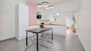 <p><span>Centraal gelegen, instapklaar huis in Hemiksem met 3 slaapkamers en gezellige tuin. </span></p><p><span>Een toffe leefruimte, praktische indeling en een gezellige buitenruimte. </span></p><p><span>Openbaar vervoer, scholen, winkels en trein in de nabije omgeving.</span></p><p><span> </span></p><p><span>Indeling :</span></p><p><span> </span></p><p><span>gelijkvloers :</span></p><p><span>- inkomhal </span></p><p><span>- badkamer</span></p><p><span>- woonkamer</span></p><p><span>- leefkeuken</span></p><p><span>- terras</span></p><p><span>- tuin</span></p><p><span>- kelder</span></p><p><span> </span></p><p><span>eerste verdieping :</span></p><p><span>- slaapkamer 1</span></p><p><span>- slaapkamer 2</span></p><p><span> </span></p><p><span>tweede verdieping (zolderkamer met vaste trap)</span></p><p><span>- slaapkamer 3</span></p><p><span> </span></p><p><span>Troeven:</span></p><p><span>- ramen PVC dubbele beglazing 2015</span></p><p><span>- gunstig EPC-attest (B-label)</span></p><p><span>- airconditioning</span></p><p><span>- centrale verwarming op gas </span></p><p><span>- beschikbaar bij akte</span></p><p><span> </span></p><p><span> </span></p><p><span>Ben jij geïnteresseerd in dit huis te koop in Hemiksem, ben je op zoek naar ander vastgoed of wens je de waarde van jouw eigendom te kennen? Dan ben je bij BOLT immo aan het juiste adres! Wij helpen jou graag verder.</span></p><p><span> </span></p>
