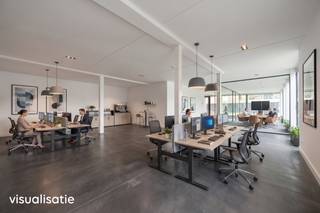 <p><strong>Handelsruimte op zichtlocatie nabij het centrum van Lommel</strong><br /><br />Aan de Molsekiezel 52 in Lommel, op een vlot bereikbare locatie nabij het stadscentrum, bevindt zich deze casco handelsruimte op het gelijkvloers van Residentie Souvereyn. De ruimte heeft een oppervlakte van <strong>142,2 m²</strong> en biedt dankzij de casco afwerking heel wat vrijheid om het pand volledig in te richten volgens de noden van uw activiteit. <span></span></p>
<p>De ligging vormt een belangrijke troef. De Molsekiezel is een gekende verbindingsweg richting het centrum van Lommel, waardoor deze handelsruimte geniet van een zichtbare en toegankelijke locatie. In de directe omgeving bevinden zich woningen, centrumvoorzieningen en lokale handelszaken, wat deze plek interessant maakt voor onder meer een kantoor, praktijkruimte, dienstverlenende activiteit of buurtgerichte handelszaak.</p>
<p>Ook op vlak van bereikbaarheid zit u hier goed. Het centrum van Lommel ligt op wandelafstand, met tal van winkels, horecazaken, restaurants en ontspanningsmogelijkheden in de buurt. Daarnaast ligt ook het Adelbergpark op ongeveer 10 minuten wandelen, met onder meer het cultuurcentrum en de bioscoop in de omgeving. <span></span></p>
<p>Voor klanten en bezoekers zijn er verschillende parkeermogelijkheden in en rond het centrum. De stad Lommel voorziet onder meer gratis centrumparkings zoals <strong>CC De Adelberg</strong>, <strong>Molenstraat</strong>, <strong>Mudakkers</strong>, <strong>Frans van Hamstraat</strong> en <strong>Stadhuis 2 aan de Klachtloopstraat</strong>. Daarnaast geldt op een deel van de Molsekiezel een blauwe zone, waar kort parkeren met parkeerschijf mogelijk is. <span></span></p>
<p>Residentie Souvereyn zelf bestaat uit <strong>27 appartementen en 1 handelsruimte</strong> en zet in op hedendaags wooncomfort, kwalitatieve architectuur en duurzame technieken. Een interessante opportuniteit voor ondernemers of investeerders die zoeken naar een commerciële ruimte op een bereikbare locatie nabij het hart van Lommel.</p>