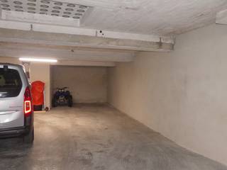 <strong>Dubbele autostandplaats te koop in Diksmuide</strong><br /><br />In het centrum van Diksmuide, op slechts 100 m van de Grote Markt, bieden wij u deze <strong>ondergrondse autostandplaats</strong> te koop aan. U vindt deze standplaats terug in een net en goed onderhouden garagecomplex in Residentie Caramello en is toegankelijk via een automatische toegangspoort. De standplaats heeft volgende afmetingen L: 9,4m x B: 3,4m x H: 1,8m<br /><br />Deze parkeerplaats is ideaal voor wie zijn wagen(s), motorfiets veilig en droog wil stallen in een centrale, goed bereikbare locatie. Dankzij de ruime afmetingen is de standplaats geschikt voor verschillende types voertuigen.<br /><br />Een <strong>praktische en veilige investering</strong> in hartje Diksmuide!<br /> 