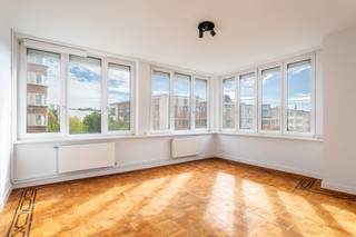 <p><span>Op de hoek van de Camille Huysmanslaan, in het hart van de trendy Tentoonstellingswijk, bevindt zich dit charmante appartement van ca 61 m². Uiterst gunstig gelegen nabij de Ring, Singel en het openbaar vervoer. Vlakbij "Antwerp Expo", de Wilrijksepleinen en op wandelafstand van Park Den Brandt.</span></p>
<p><span>De hippetegeltjes in de hal trekken meteen de aandacht bij het betreden van het appartement. De lichtrijke leefruimte gelegen op de hoek is afgewerkt met een authentieke, afgeboorde mozaïekparket. De grote ramen zorgen voor een zeer aangename lichtinval. De volledig geïnstalleerde keuken is uitgerust met een koelkast, microgolfoven, oven, gaskookvuur en vaatwasser. Ook de aansluiting voor wasmachine is hier voorzien. Aansluitend bevindt zich het terrasje.</span></p>
<p><span>De hoofdslaapkamer van ca 14 m² is aangenaam ruim. De tweede slaapkamer van ca 7 m² is ideaal voor uw home office, als kinderkamer of voor extra bergruimte. De badkamer is afgewerkt met een regendouche, lavabo en toilet.</span></p>
<p><span>Een instapklaar en sfeervol appartement op een toplocatie, ideaal voor wie comfortabel wil wonen met alle voorzieningen binnen handbereik.</span></p>
