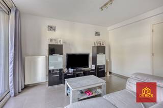 <p><span><span>Dit centraal gelegen appartement bevindt zich op wandelafstand van het centrum van Aalst, winkels, scholen en openbaar vervoer, en biedt een vlotte verbinding naar de E40. </span></span><br /><span><span>Het appartement is gelegen op de eerste verdieping en omvat een inkomhal, een lichtrijke woonkamer met eetruimte en een volledig uitgeruste open keuken, aangevuld met een praktische berging. </span></span><br /><span><span>Verder beschikt het over twee slaapkamers, een badkamer en een afzonderlijk toilet met lavabo. </span></span><br /><span><span>Aan de straatzijde bevindt zich een gezellig terras.</span></span></p><p><span><span>Het gebouw is uitgerust met een lift. </span></span><br /><span><span>Zeer gunstig EPC-label: A en elektriciteit conform.</span></span></p><p><span><span>Het appartement is momenteel verhuurd aan een aantrekkelijke huurprijs, waardoor het een uitstekende investeringseigendom vormt met een onmiddellijk huurrendement.</span></span></p><br />