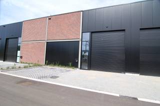 Deze KMO-unit is gelegen aan de Trichterheideweg 2A in Hasselt.<br />Het bedrijvenpark is gelegen in een moderne bedrijvenzone Quartier Canal, tussen de Hasseltse<br />ringweg en het Albertkanaal, daardoor geniet deze KMO-unit van een zeer gunstige locatie.<br /><br />Het magazijn is circa 194 m2 groot en beschikt over een grote elektrische poort aan de<br />voorkant van het gebouw met aan de linkerkant ervan de voordeur.<br />Deze KMO-unit beschikt over 2 parkeerplaatsen beschikt die zich ook aan de voorkant<br />van het gebouw bevinden.<br /><br />TROEVEN:<br />+ Uitstekende ligging en verbinding<br />+ 2 private parkeerplaatsen<br />+ Camera installatie <br />+ Nieuwe code klavier voor de sectionale poort<br />+ Extra werkruimte aanwezig<br />+ 30 zonnepanelen aanwezig (+/- 10.000 kW)<br />+ Brandklasse C<br /><br />Gedetailleerde informatie:<br />Huurprijs maand: 1250 euro excl. 21% btw (zijnde 1512,50 euro)<br />Maandelijkse kosten: 235 euro excl. btw (zijnde 284,35 euro)<br />Waarborg: 3750 euro<br />Nutsvoorzieningen: Zelf te bekostigen naargelang verbruik<br /><br />Heeft u interesse in deze KMO-unit?<br />Bel ons op het nummer 089 391 555 of stuur een e-mail naar info@frerevastgoed.be<br />