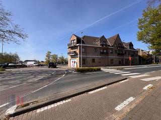 Gelegen aan dé drukste invalsweg van Torhout, pal op een rotonde, bieden wij een uitzonderlijk handelspand van +/- 865 m² te huur aan.Deze...