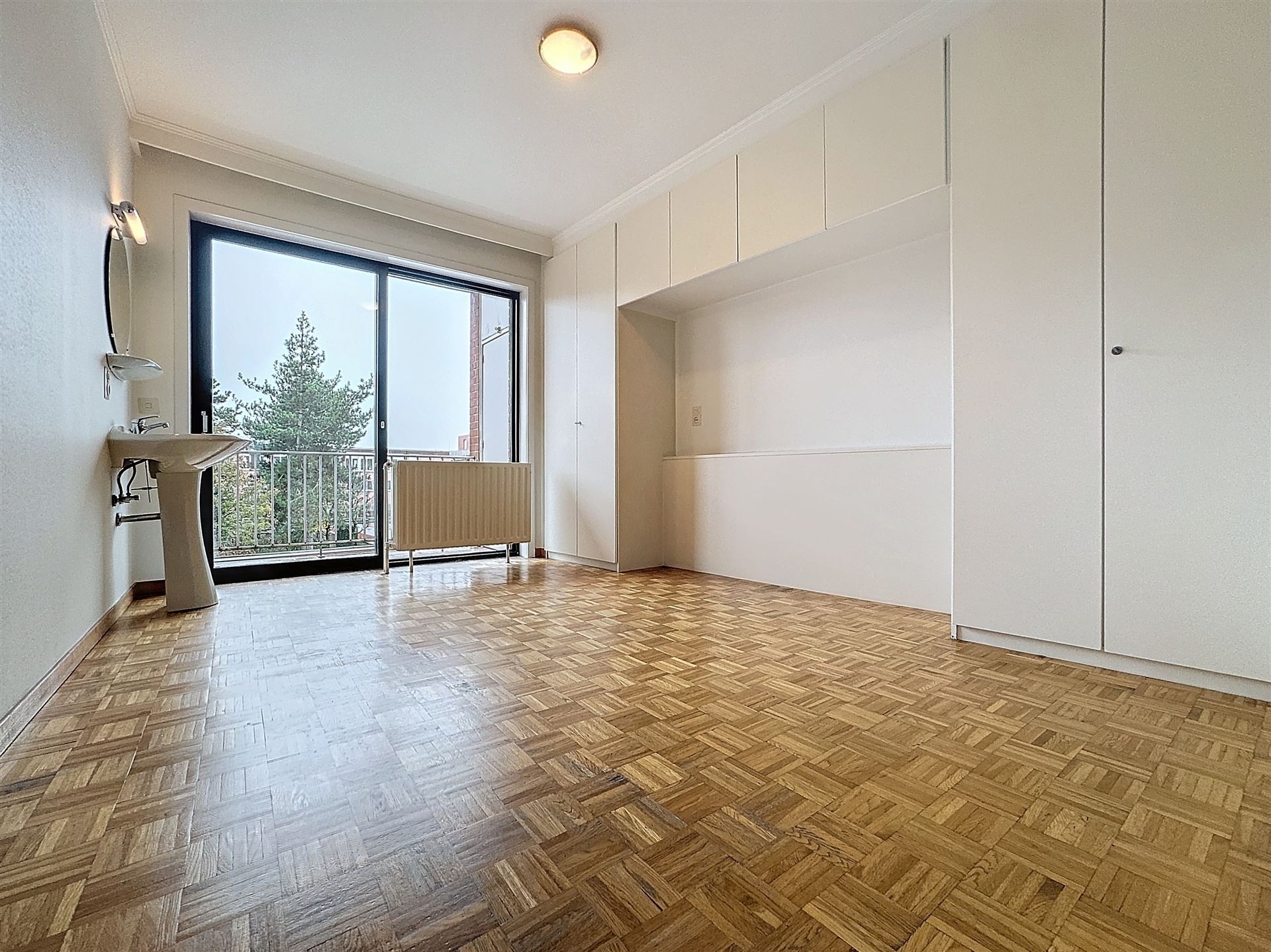 INSTAPKLAAR appartement (90m²) met 2 slaapkamers op 200m van de Grote Markt  - foto 3