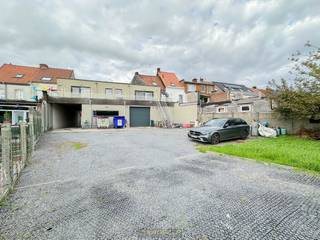 Veelzijdige OPBRENGSTEIGENDOM met MAGAZIJN, APPARTEMENT en TUIN biedt WONEN én WERKEN op TOPLIGGING in Ronse. Deze INSTAPKLARE eigendom combineert een RUIM MAGAZIJN van ca. 120 m² met een LICHTRIJK BOVENLIGGEND APPARTEMENT en een ZUIDGERICHTE BUITENRUIMTE. Het magazijn beschikt over een BUREEL, TOILET en een BREDE SECTIONAALPOORT (2,90 m), ideaal voor OPSLAG of een ZELFSTANDIGE ACTIVITEIT. Het comfortabele appartement omvat een INKOMHAL, LEEFRUIMTE met OPEN KEUKEN en BUREAUHOEK, BERGING, BADKAMER, GASTENTOILET en TWEE SLAAPKAMERS. Blikvanger is het ZONNIG TERRAS van maar liefst 45 m². Achteraan het perceel bevindt zich een GROTE PARKEERZONE met AANPALENDE TUIN. Dankzij de CENTRALE LIGGING vlak bij het CENTRUM, WINKELS en OPENBAAR VERVOER is dit een UITSTEKENDE KANS voor wie WONEN en WERKEN wil combineren.<br />Adres: Zonnestraat 102 bus 001 + 101 te Ronse<br /><br />G-score + P-score D.