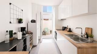 <p>Volledig gerenoveerde woning met 3 slaapkamers en stadskoer op toplocatie in Gent<br /><br />Op een uitstekende locatie in de Goudensterstraat 38 in Gent bevindt zich deze prachtig gerenoveerde woning met 3 slaapkamers, een gezellige stadskoer en een hoogwaardige afwerking. <br />De woning ligt in een rustige stadsomgeving, vlak bij het water van de Zuidkaai en de Coupure.<br />Dankzij de centrale ligging bevindt u zich op korte afstand van tal van bekende Gentse trekpleisters.<br />Het historische stadscentrum, de Korenmarkt, het Gravensteen, de Veldstraat en de gezellige winkel- en horecazaken zijn eenvoudig bereikbaar met de fiets of te voet. <br />Ook het groene karakter van de buurt komt volledig tot zijn recht dankzij de nabijheid van het Groenevalleipark en de wandelroutes langs de Coupure.<br /><br />De woning beschikt over een uitstekende bereikbaarheid met openbaar vervoer en ligt bovendien gunstig ten opzichte van belangrijke invalswegen. Met een Mobiscore van 8/10 geniet u hier van een zeer vlotte en duurzame mobiliteit.<br /><br />Indeling en troeven:<br /><br />• Ruime dubbele leefruimte met veel natuurlijke lichtinval<br />• Volledig uitgeruste keuken voorzien van vaatwasser, oven, kookplaat, dampkap en koelkast met diepvriesvak<br />• Sfeervolle stadskoer in blauwsteen, bereikbaar vanuit zowel de leefruimte als de keuken<br />• 3 volwaardige slaapkamers verspreid over twee verdiepingen<br />• Luxe badkamer met ligbad voorzien van jets, regendouche en dubbel lavabomeubel<br />• Apart gastentoilet op het gelijkvloers<br />• Alle slaapkamers uitgerust met COAX- en UTP-aansluitingen<br />• Gerenoveerd met kwalitatieve materialen en oog voor detail - B-label met zonnepanelen!<br /><br />Interesse in deze leuke stadswoning?<br /><br />Voor meer informatie of een bezoek, contacteer Thomas via thomas@vicusvastgoed.be of op het nummer 0474 26 27 58.</p>