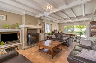 Kom en ontdek deze woning tijdens de Pre-sale op donderdag 11/06 van 17u30 tot 19u, maak nu je afspraak! Alleenstaand huis met 5 kamers te koop in Beveren-Leie. Het huis is gelegen op een mooi perceel van ca. 908m². Het huis beschikt over 5 kamers, aangename tuin en een aparte dubbele garage en is gunstig gelegen nabij de zavelputten te Beveren-Leie. INDELINGGelijkvloers:Inkomhal met gastentoilet - kamer 1/ bureau - leefruimte met houtkachel - ingerichte keuken - wasberging met douche - kelder - garage - aangename tuin - aparte dubbele garageEerste verdiep:Nachthal - slaapkamer 1 - slaapkamer 2 - slaapkamer 3 - slaapkamer 4 - badkamerZolder met valtrapALGEMENE INFO- Gunstig EPC B- Zonnepanelen- Isolatie dak en spouwmuren- Regenwater 10.000L* Eigendom beschikbaar vanaf 1/02/2028 mits bezettingsvergoeding €750/maand* Aktedatum uiterlijk 30/11/2026De eigendom wordt aangeboden via de Pre-sale formule. Op 11/06/2026 tussen 17:00 en 18:30 kan u de woning op afspraak komen bezichtigen en een bod uitbrengen. De vermelde prijs is een instelprijs. Voor meer info, gelieve contact op te nemen met de dossierverantwoordelijke.Bestuursmaatregelen in het maatregelenregister: nee