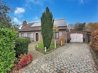 <p><span>Instapklare, energiezuinige bungalow in groene woonwijk te Herzele</span></p><p><span>Deze vrijstaande, perfect onderhouden bungalow ligt in een rustige, groene buurt, vlakbij het station en de E40. Je geniet hier van alle comfort én een vlotte bereikbaarheid, zonder verkeerslawaai.</span></p><p><span>De woning beschikt over een ruime oprit, grote garage, kelder en verzorgde tuin rondom. Binnen vind je een lichte leef- en eetruimte, volledig ingerichte keuken met inbouwtoestellen, berging, inkomhal met gastentoilet en twee slaapkamers op het gelijkvloers.</span></p><p><span>Op de verdieping biedt de grote overloop extra mogelijkheden als bureau of hobbyruimte, aangevuld met twee ruime slaapkamers.</span></p><p><span>De afgelopen jaren werd stevig geïnvesteerd in comfort en energiezuinigheid: nieuwe inloopdouche, 21 zonnepanelen, aircos warm/koud, volledig vernieuwde PVC-ramen met hoogrendementsbeglazing, conforme elektriciteit en een </span><span>EPC B</span><span>.</span></p><p><span>Kortom: een instapklare, ruime en energiezuinige woning op een toplocatie.</span></p><p><span>Interesse?</span><span> Reageer via de advertentie en wij bellen u voor een bezoek.</span></p>