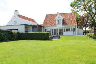 Troeven: * Handelspand met aparte toegang * Grote werkplaats van ca. 160 m² * Perfecte ligging met veel zichtbaarheid * Instapklare villa met 5...