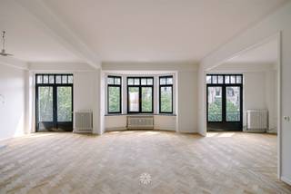 <p><span>GENT - Kouter</span><span>: Ben je op zoek naar een exclusief en authentiek appartement op de gegeerde Kouter in Gent? Dan is dit appartement exact wat je zoekt. </span></p><p><span>De belangrijkste troeven:</span></p><ul><li><span>Topligging aan de gegeerde Kouter, midden in het historisch centrum van Gent</span></li><li><span>Gerenoveerd met behoud van authentieke elementen en karaktervolle uitstraling</span></li><li><span>Ruime en lichtrijke leefruimtes met uniek zicht op de Kouter </span></li><li><span>Praktische indeling met veel wooncomfort</span></li><li><span>Garagebox inbegrepen!</span></li><li><span>Vlotte verbinding naar winkels, horeca, openbaar vervoer en invalswegen</span></li><li><span>Energiezuinig (B) - 161 kWh/(m² jaar)</span></li></ul><p><span>Indeling:</span><span><br />Ruime inkomhal, lichtrijke leefruimte met eetplaats, gastentoilet, bureau / slaapkamer, nieuwe ingerichte keuken, nachthal,  ruime berging incl. aansluiting wasmachine, twee ruime slaapkamers, twee badkamers. <br />Balkon aansluitend op de keuken + balkon aansluitend op de master bedroom. </span></p><p><span>Inclusief kelderberging en privatieve garagebox.</span></p><p><span>Dankzij de renovatie geniet je hier van een perfecte combinatie tussen modern wooncomfort en de authenticiteit van een karaktervol pand.</span></p><p><span>Belangrijke informatie:</span><span><br />Huurprijs: </span><span>2.500 EUR/maand</span><span><br />Provisie gemeenschappelijke kosten + verwarming: </span><span>200 EUR/maand</span><span><br />Beschikbaar vanaf: heden</span></p><p><span>Wonen op de prachtige Kouter ? Vraag dan snel jouw bezoek aan via www.axellenaerts.be!</span></p>