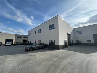 Uiterst goed gelegen magazijn van 205 m² met bijhorend 101 m² kantoor en 3 private parkeerplaatsen.Op slechts 500 m van de N60 en ca. 1,5 km van de...