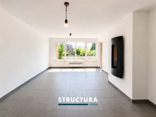 Op zoek naar een zorgeloze investering of een instapklaar appartement op een strategische ligging? Dit recent (vorig jaar) gerenoveerde appartement op de eerste verdieping biedt alles wat u nodig heeft. Gelegen op wandelafstand van het centrum en het station van Opwijk, geniet u hier van een uitstekende bereikbaarheid gecombineerd met een rustige woonomgeving. Het appartement beschikt over een lichtrijke leefruimte, een praktische keuken, twee slaapkamers en een badkamer met toilet. Het zuidwestgericht terrasje vormt een absolute troef en laat u volop genieten van de zon. Dankzij de recente renovatie verkeert het appartement in uitstekende staat — ideaal voor eigen bewoning of als investering zonder zorgen. Technisch is alles in orde: EPC label C (227), conforme elektriciteit en volledig asbestvrij. Verwarming op elektriciteit met aparte tellers voor water en elektriciteit. Maatregelen opgenomen in het Maatregelenregister: nee. Extra pluspunt: geen gemeenschappelijke lasten, wat het rendement aanzienlijk verhoogt. Mogelijkheid tot aankoop van een garagebox aan €17.500. Enkele van de gepubliceerde foto’s zijn afkomstig van andere appartementen in hetzelfde gebouw en dienen louter ter illustratie.Voor meer info of een bezoek, contacteer immo Structura via 02/460.80.46 of info@structura.be
