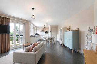 <p><strong>Ben je op zoek naar een instapklaar appartement met 2 slaapkamers, terras en garage op een toplocatie? Zo gevonden!</strong></p>
<p>In een residentiële en groene omgeving, op wandelafstand van het centrum en nabij het treinstation, vind je dit verzorgde en instapklare appartement met een bewoonbare oppervlakte van 80 m². Dankzij de centrale ligging geniet je van een uitstekende bereikbaarheid, terwijl je toch in alle rust kan wonen. Het appartement beschikt over een energiezuinig EPC-label A en wordt individueel verwarmd op aardgas via een gasketel. De PVC-ramen, parlofoon en conforme elektriciteit zorgen voor een aangenaam wooncomfort. </p>
<p>Je betreedt het appartement via de inkomhal met vestiaire en ingemaakte kasten. De lichtrijke leefruimte sluit aan op de eetkamer en de volledig uitgeruste keuken, die voorzien is van een inductiekookplaat, combi-oven, dampkap, koelkast met diepvries, spoelbak en vaatwasser. Verder is er een praktische berging met aansluitingen voor wasmachine en droogkast. Het appartement telt twee slaapkamers, waarvan één met dressing en ingemaakte kasten. De badkamer is uitgerust met een douche, dubbele wastafel en toilet. Daarnaast is er nog een apart gastentoilet aanwezig.</p>
<p>Als extra troef beschikt deze eigendom over een terras waar je heerlijk kan genieten van de buitenlucht én een private garage met automatische sectionaalpoort en elektriciteitsvoorziening. De privatieve garage dient verplicht mee aangekocht te worden aan een prijs van € 20.000 (niet inbegrepen in de vraagprijs).</p>
<p>Ben je op zoek naar een energiezuinig, instapklaar appartement met twee slaapkamers, garage en een uitstekende ligging? Dan is dit zonder twijfel een bezoek waard!</p>