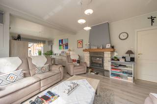 Perfect onderhouden woning rustig en centraal gelegen in het centrum van Heist-aan-Zee, met alle winkels en het station op wandelafstand. Een stevige woning met een mooie stadstuin en voldoende parkeerplaats op eigen terrein.<br /><br />Indeling: Inkomhal met de trap, een gezellige woonkamer voorzien van een haard en een ruime keuken met extra eetplaats achteraan. Verder op het gelijkvloers een praktische bergruimte/wasplaats en een gastentoilet. Achteraan geniet de woning van een aangename, onderhoudsvriendelijke stadstuin met een gunstige oriëntatie pal op het zuiden.<br /><br />De eerste verdieping omvat drie volwaardige slaapkamers en een moderne badkamer uitgerust met een inloopdouche en een tweede toilet.<br /><br />Als extra troef beschikt de woning over een ruime zolderverdieping met tal van mogelijkheden. Deze ruimte leent zich perfect tot het creëren van een royale master bedroom, hobbyruimte of bureauruimte.<br /><br />De buitenruimte is mooi, verzorgd en onderhoudsvriendelijk. De woning beschikt over een extra grote oprit met plaats voor 3 wagens en een aparte garage.<br /><br />Energielabel D dus geen renovatieplicht, overal dubbele beglazing, betonnen gewelven, rolluiken....<br /><br />Bezoeken? Neem contact op met Willem Cauwels op tel 050.89.27.70