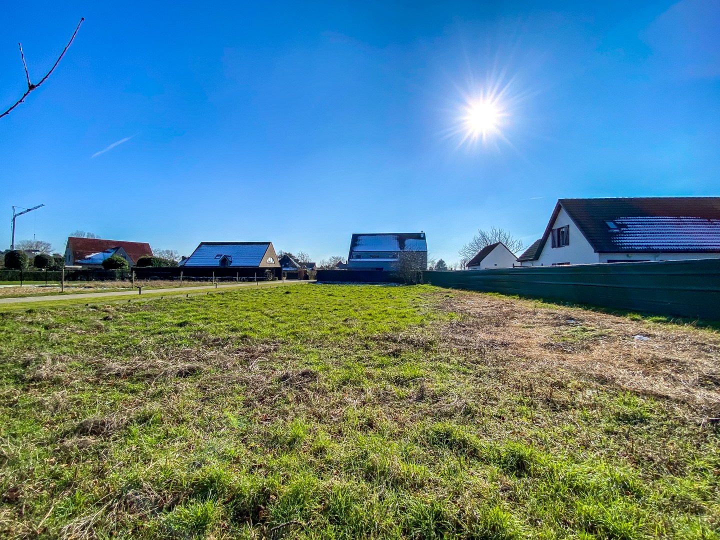 Ruim perceel van 1064 m² in residentiële wijk bestemd voor open bebouwing te Oostduinkerke (Koksijde). - foto 5
