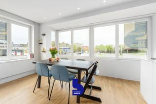 Dit perfect instapklare appartement geniet een uiterst gunstige ligging vlakbij het centrum van Oostende. Om de hoek bevindt zich het groene Maria Hendrikapark, en dankzij de onmiddellijke aansluiting op de A10 heeft u een vlotte verbinding richting Bredene, Brugge en het binnenland. Ook het station, een supermarkt en een kinderspeeltuin bevinden zich op wandelafstand.<br /><br />Ontdek dit prachtig hoekappartement op de eerste verdieping waar licht, ruimte en verfijning naadloos samenkomen. Dankzij de gunstige hoekligging en de grote raampartijen geniet je hier de hele dag door van een overvloed aan natuurlijk licht, wat zorgt voor een open, warme en bijzonder aangename leefomgeving.<br /><br />De afwerking is van hoog niveau en straalt klasse en kwaliteit uit in elk detail. De keuken werd op maat gemaakt door een schrijnwerker en vormt het hart van de woning, met een elegante Corian werkblad en kwalitatieve toestellen van Siemens en Novy die perfect aansluiten bij het stijlvol geheel. Doorheen het appartement zorgen ingemaakte kasten in de leefruimte, inkomhal en beide slaapkamers voor een praktische indeling en een optimaal gebruik van de beschikbare ruimte.<br /><br />Met twee volwaardige en ruime slaapkamers biedt dit appartement alle comfort voor zowel eigen bewoning als investering. De badkamer is uitgerust met een bad en geïntegreerde douche en ook hier werd gekozen voor een tijdloze en verzorgde afwerking. Bovendien werd het appartement volledig gerenoveerd, waarbij ramen, leidingen, elektriciteit en meer werden vernieuwd waardoor je zonder zorgen meteen kan intrekken. Ook het gebouw werd onderworpen aan vernieuwingen zo werd het dak en de lift recent vernieuwd. <br /><br />Een extra troef is het ruime terras in padoek waar je in alle rust kan genieten van de ochtend- en middagzon.<br /><br />Het appartement is asbestveilig en heeft een conforme keuring van elektrische installaties. Mits het plaatsen van een warmtepomp bekom je een EPC 'B'. <br /><br />De ligging maakt het plaatje compleet: rustig en groen, vlak bij het park, en tegelijk op wandelafstand van het centrum. Met een bushalte om de hoek en een lift en fietsenberging in het gebouw, geniet je hier van een perfecte combinatie van bereikbaarheid en comfort.<br /><br />Tot slot is er de mogelijkheid om het appartement bemeubeld aan te kopen, wat het extra aantrekkelijk maakt voor wie op zoek is naar een zorgeloze start of een interessante investering.